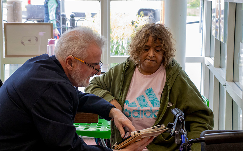 A Digital Support Volunteer using a computer